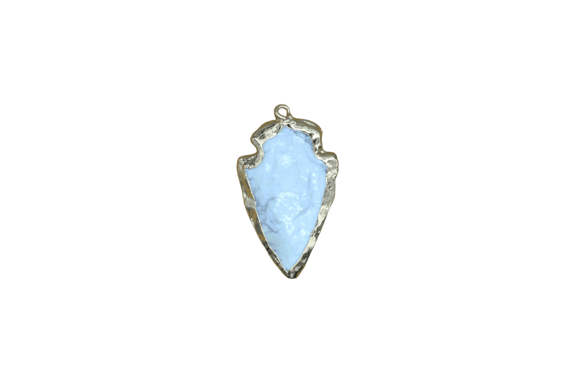 Dije de flecha de piedra howlita con dorado