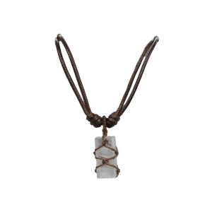 Collar con dije de piedra selenita tejido con hilo encerado