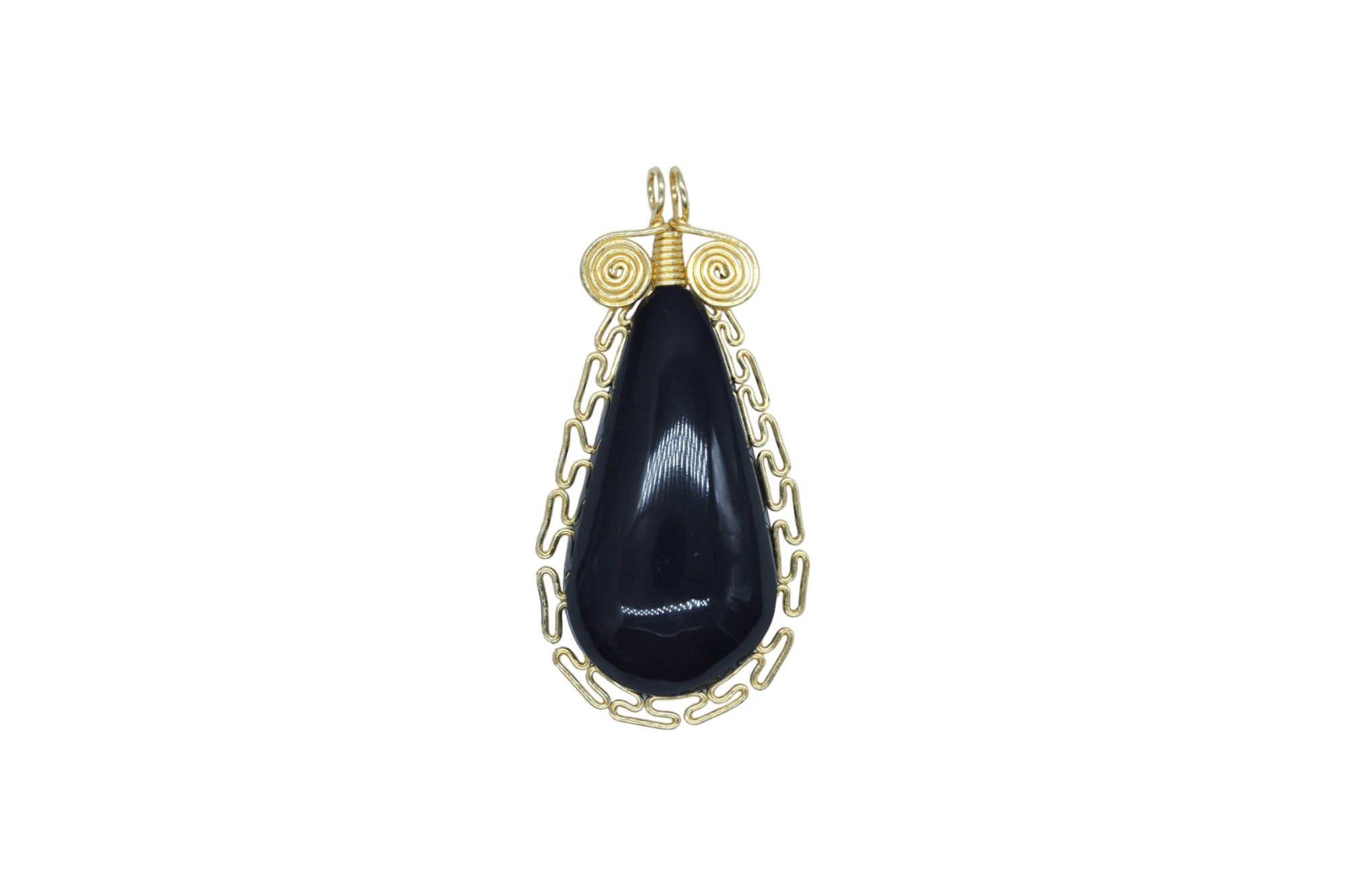 Dije de piedra obsidiana negra con engarzado tipo greca inca con alambre de oro laminado