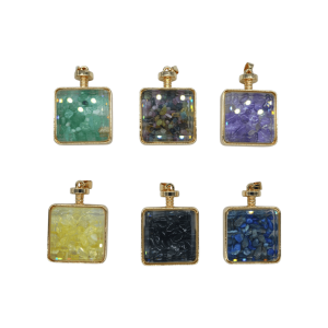 DIJES DE PIEDRA ENCAPSULADA EN FORMA DE CUBO