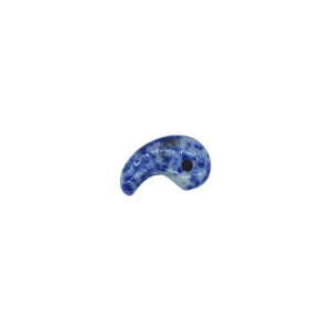 Dije tipo magatama de piedra sodalita