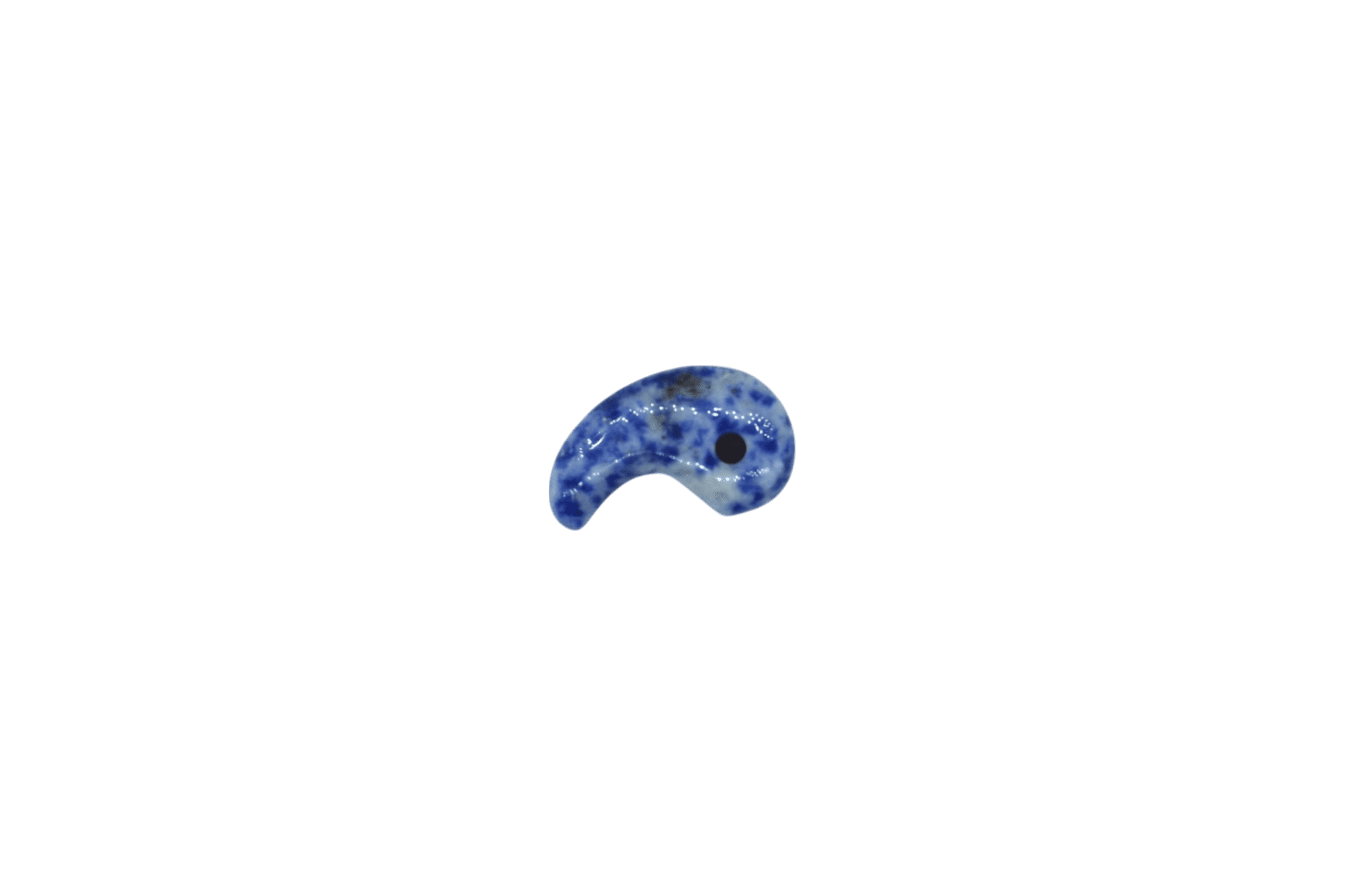 Dije tipo magatama de piedra sodalita